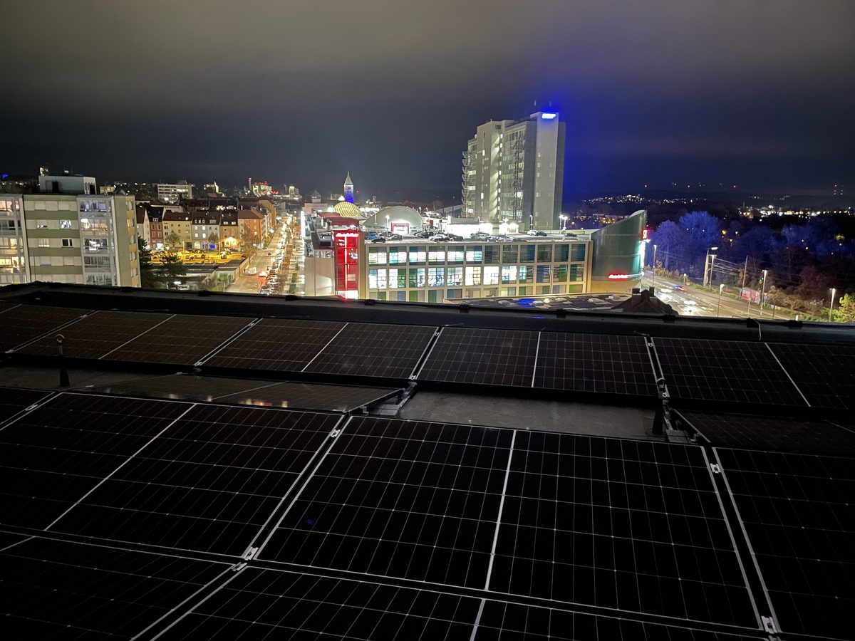 Gewerbliche PV-Anlage bei Nacht